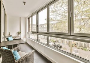 Остекление балконов с крышей: как выбрать надежный каркас и тип кровли